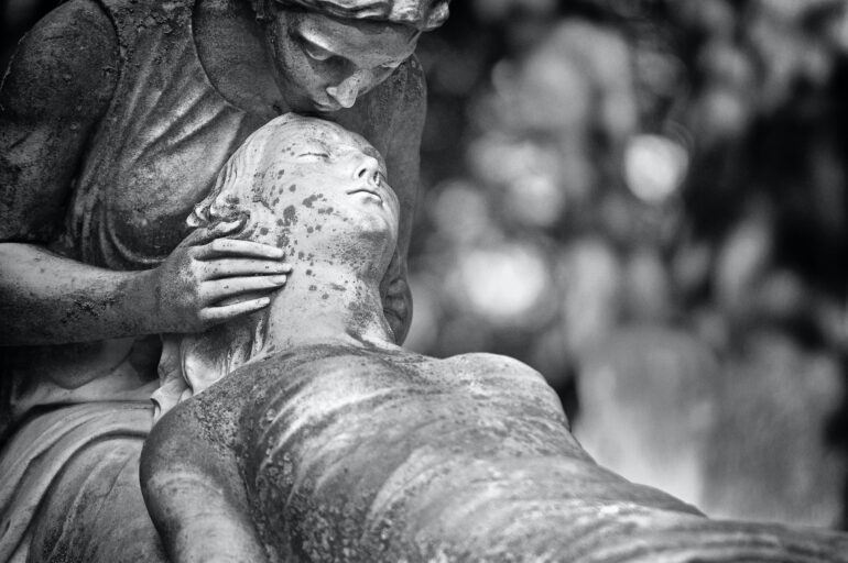 Estela funeraria que representa a una mujer besando la frente de una mujer fallecida